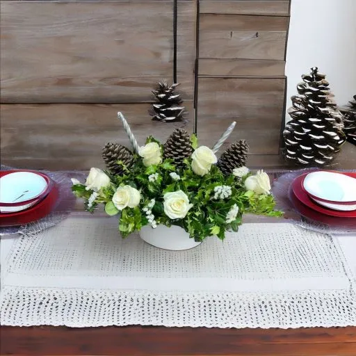 Centro de mesa navideño con flores rosas blancas